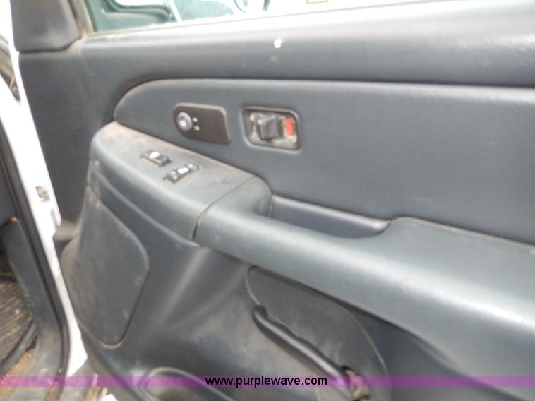 image for item I9431 2002 Chevrolet Avalanche 1500 Z71 pickup truck