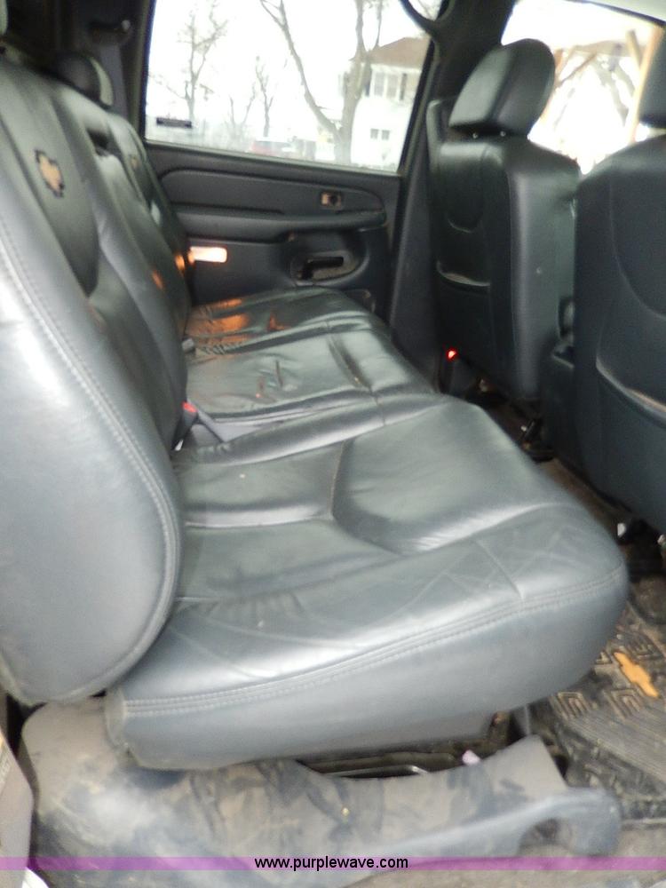 image for item I9431 2002 Chevrolet Avalanche 1500 Z71 pickup truck