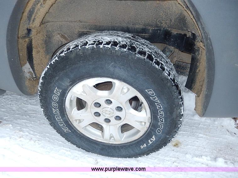 image for item I9431 2002 Chevrolet Avalanche 1500 Z71 pickup truck