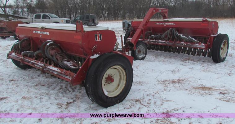 image for item AJ9460 (2) International Harvester 510DRHT drills