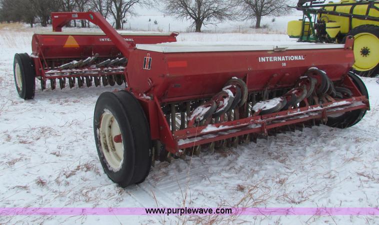 image for item AJ9460 (2) International Harvester 510DRHT drills