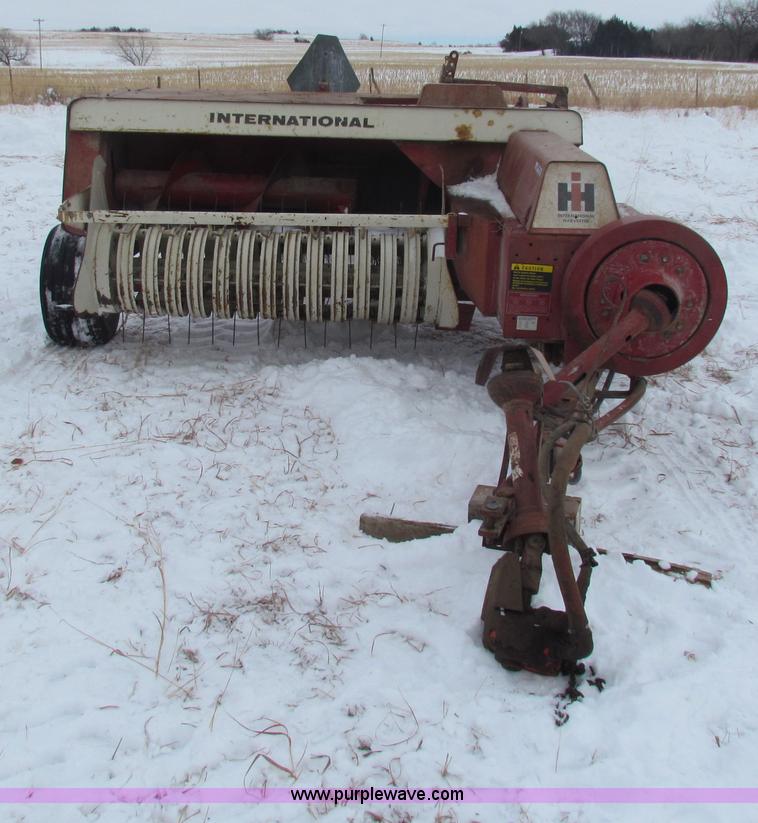 image for item AJ9461 International 430 square baler and Farmhand accumulator