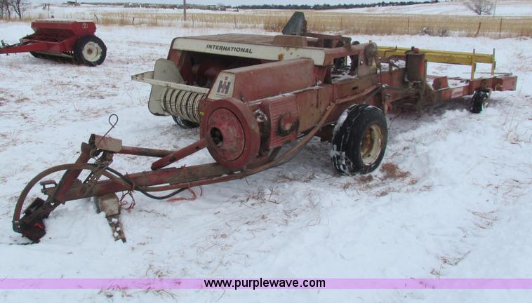 image for item AJ9461 International 430 square baler and Farmhand accumulator