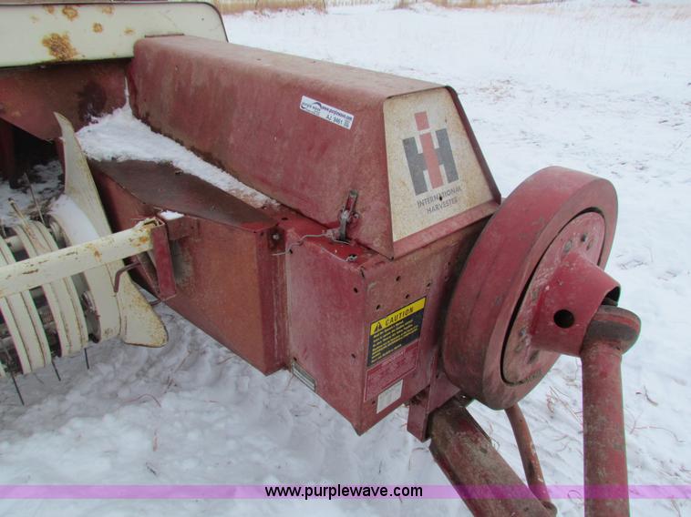 image for item AJ9461 International 430 square baler and Farmhand accumulator