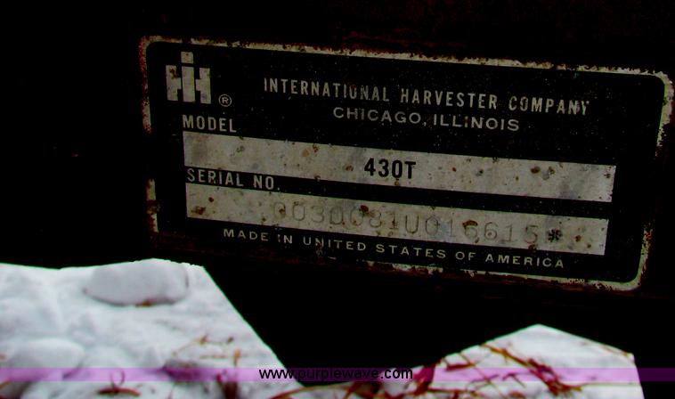 image for item AJ9461 International 430 square baler and Farmhand accumulator