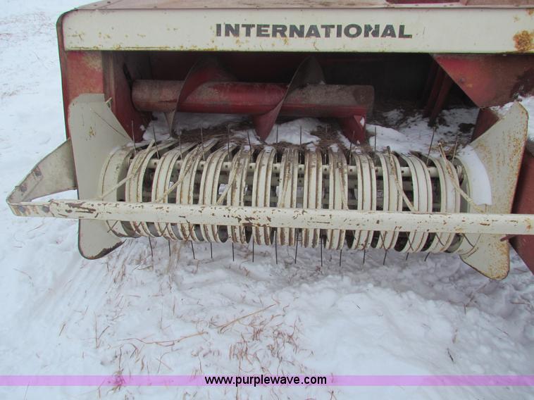 image for item AJ9461 International 430 square baler and Farmhand accumulator