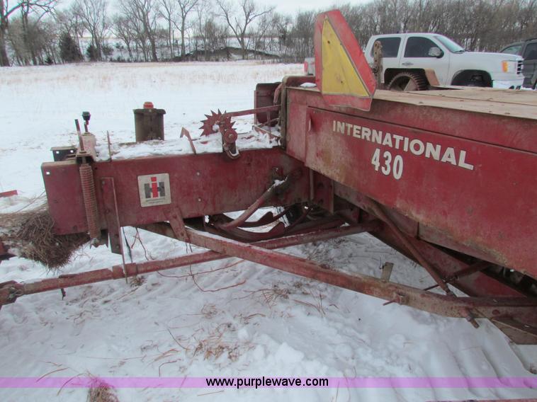 image for item AJ9461 International 430 square baler and Farmhand accumulator