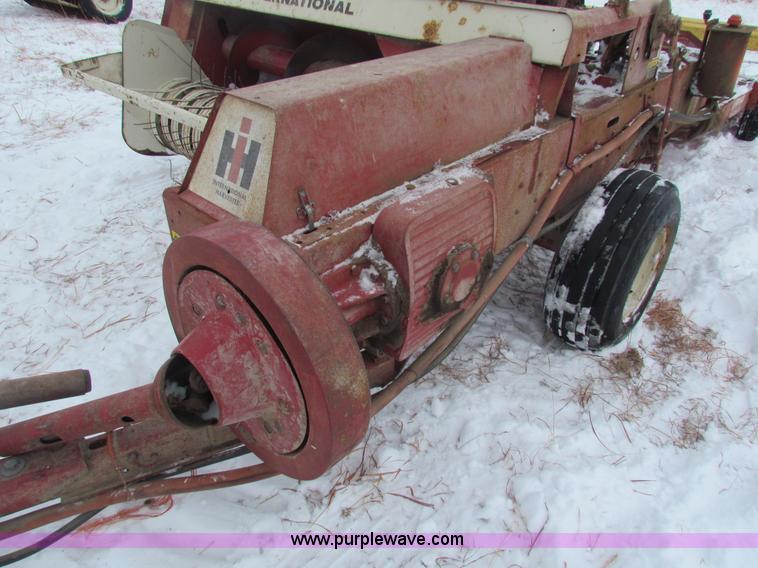 image for item AJ9461 International 430 square baler and Farmhand accumulator