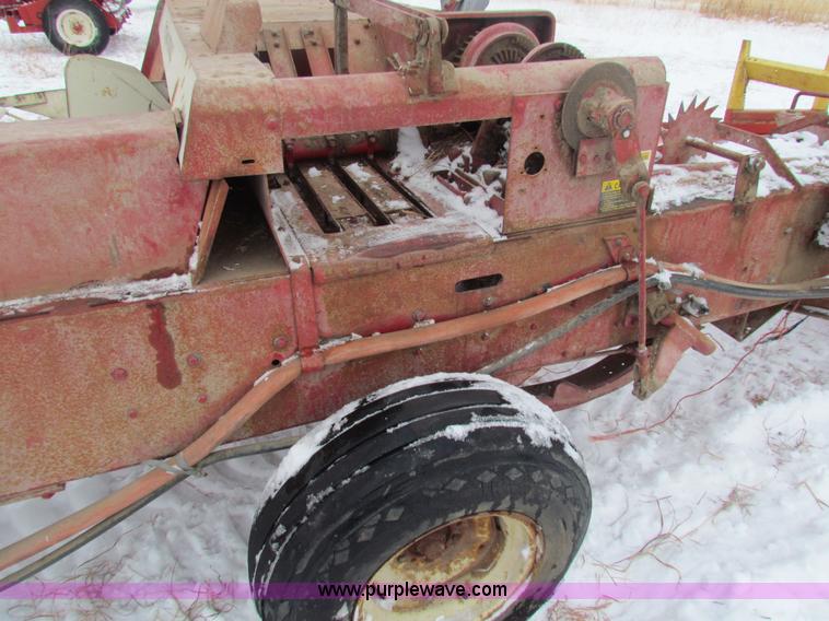 image for item AJ9461 International 430 square baler and Farmhand accumulator