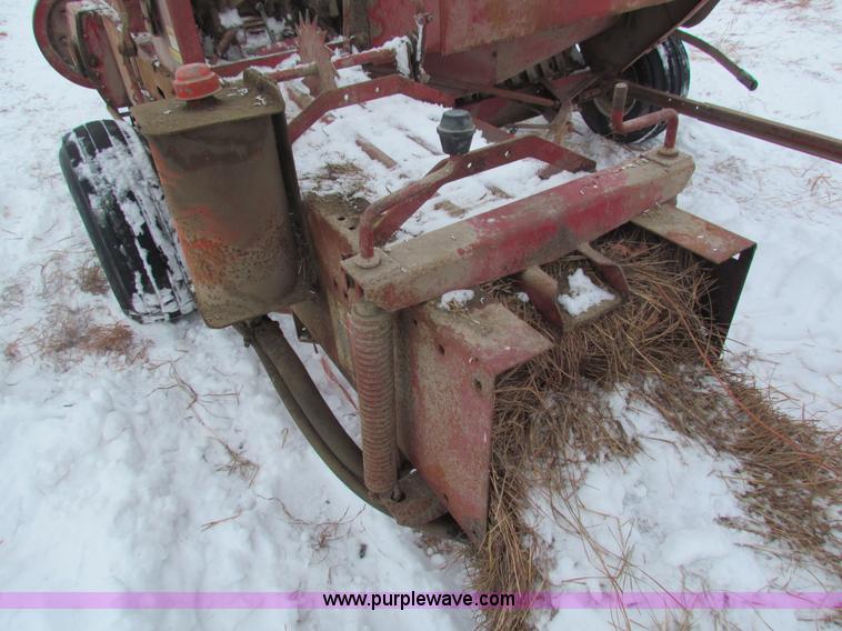 image for item AJ9461 International 430 square baler and Farmhand accumulator