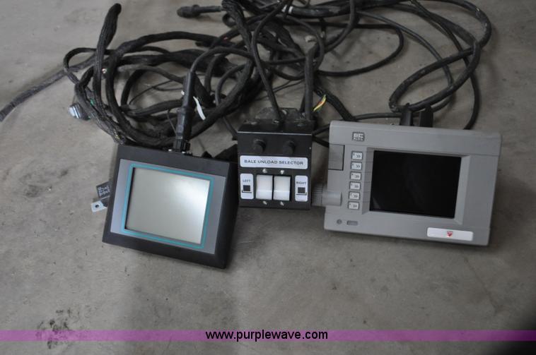 image for item G6414 2004 Hesston 4910 square baler