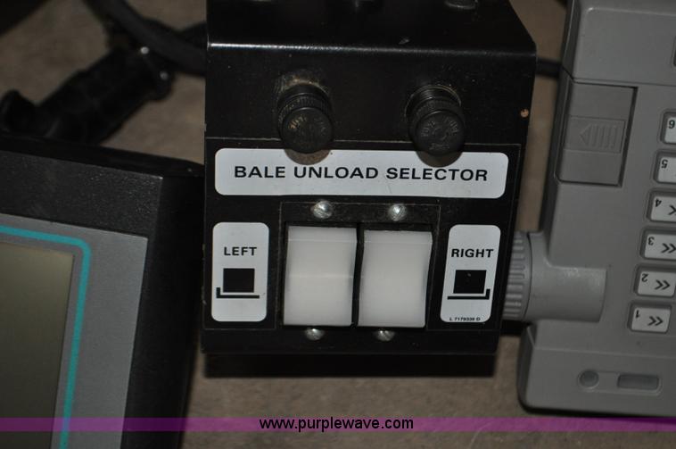 image for item G6414 2004 Hesston 4910 square baler