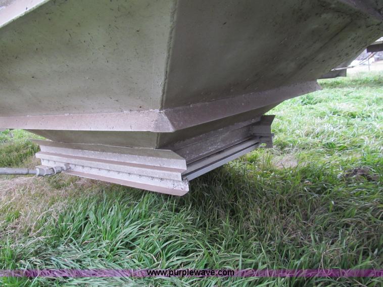 image for item G9574 1983 Wilson grain trailer