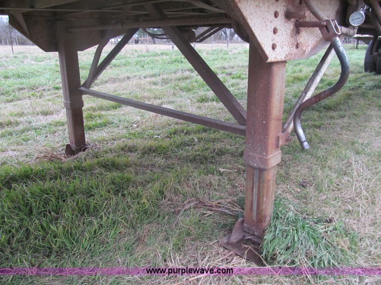 image for item G9576 1984 Imco live bottom trailer