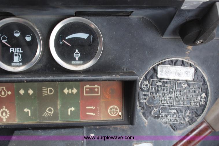 image for item H1317 1987 Case IH 585 tractor