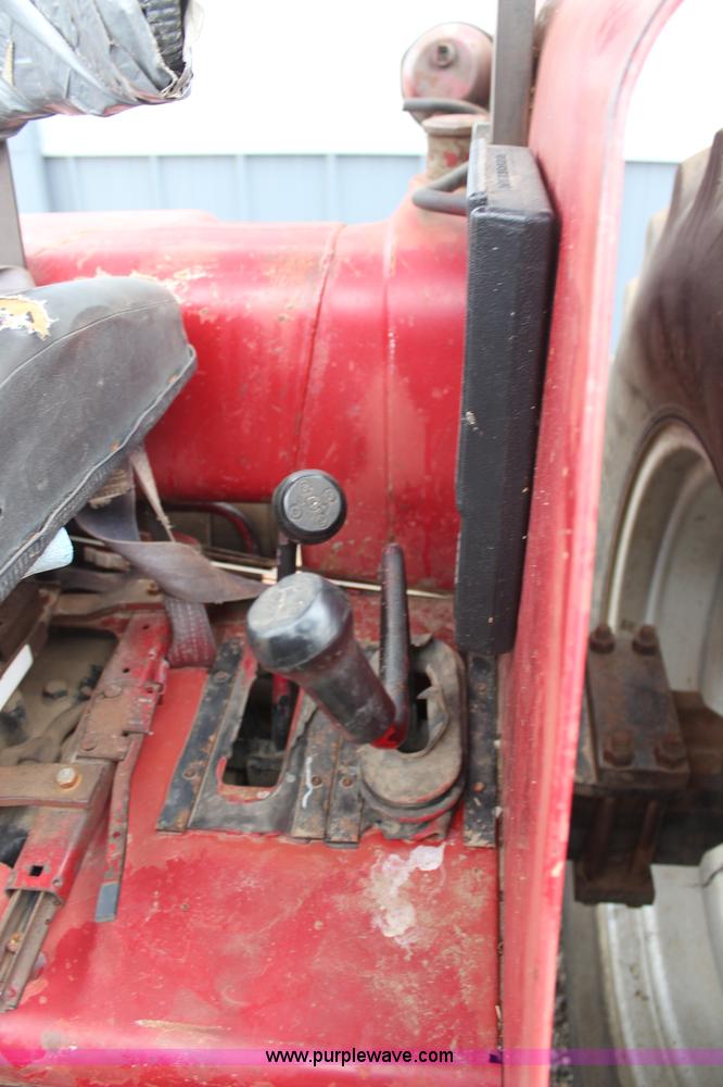 image for item H1317 1987 Case IH 585 tractor