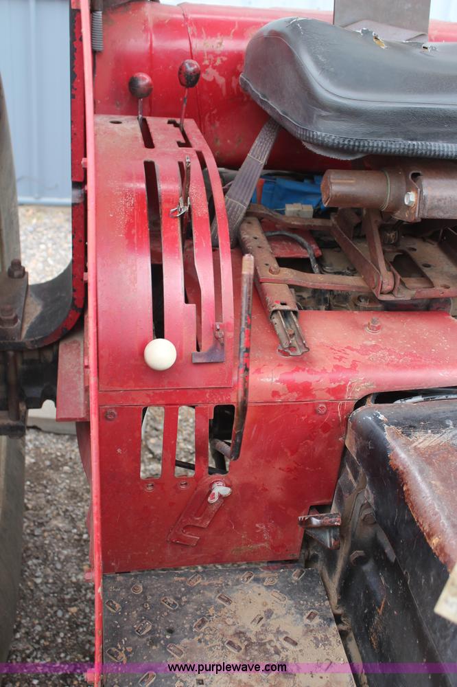 image for item H1317 1987 Case IH 585 tractor