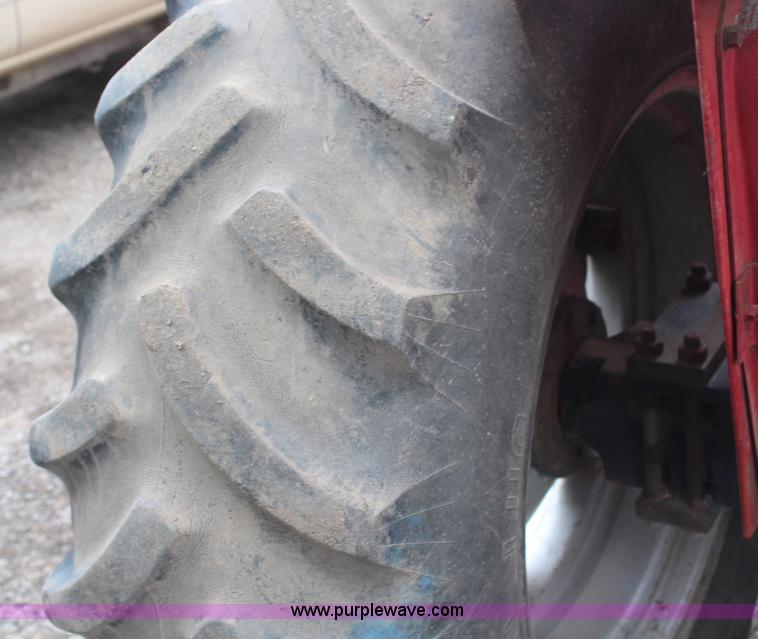 image for item H1317 1987 Case IH 585 tractor