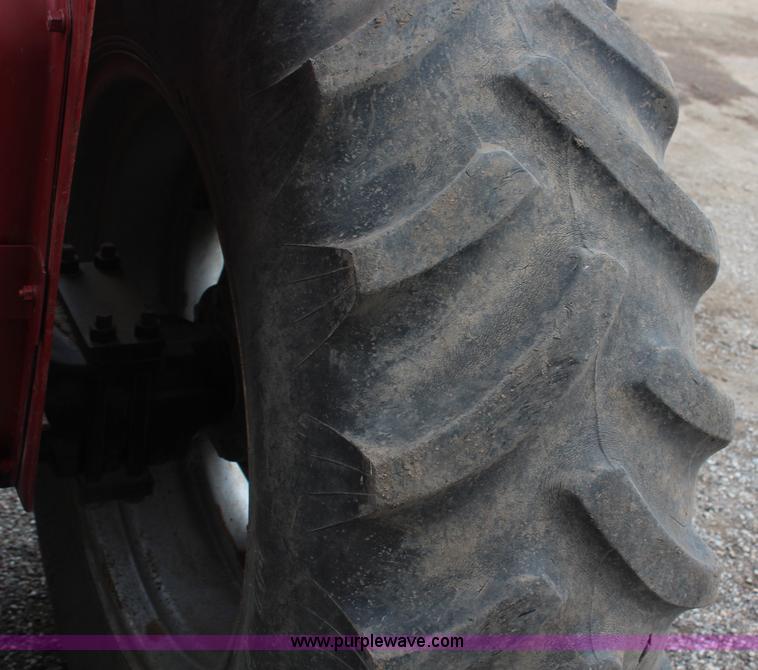 image for item H1317 1987 Case IH 585 tractor