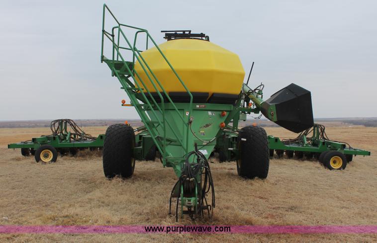 image for item H8261 1997 John Deere 1850 air seeder with John Deere 1900 air cart