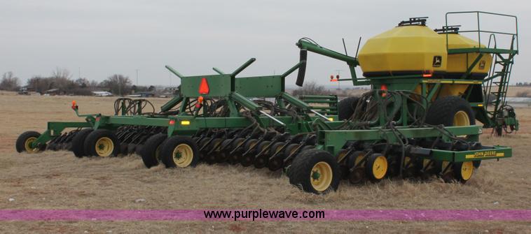 image for item H8261 1997 John Deere 1850 air seeder with John Deere 1900 air cart