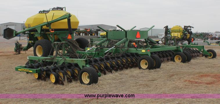 image for item H8261 1997 John Deere 1850 air seeder with John Deere 1900 air cart