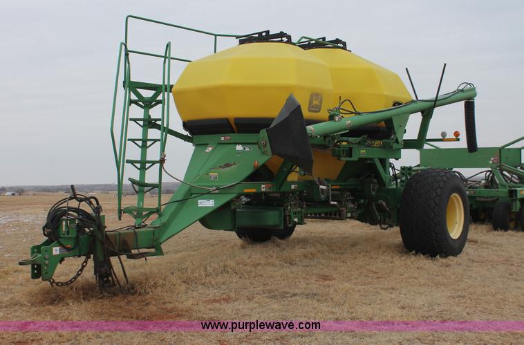 image for item H8261 1997 John Deere 1850 air seeder with John Deere 1900 air cart