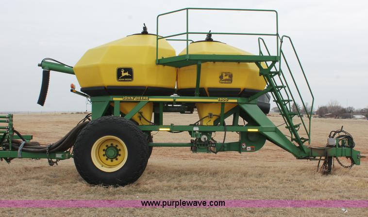 image for item H8261 1997 John Deere 1850 air seeder with John Deere 1900 air cart