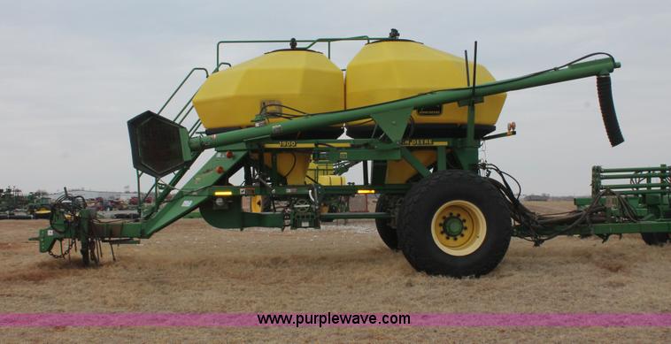 image for item H8261 1997 John Deere 1850 air seeder with John Deere 1900 air cart