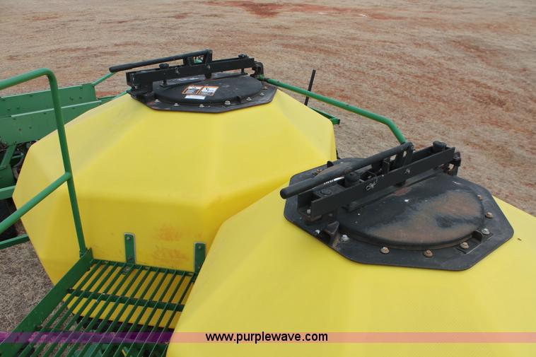 image for item H8261 1997 John Deere 1850 air seeder with John Deere 1900 air cart