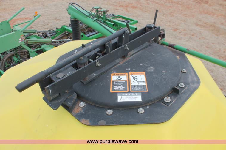 image for item H8261 1997 John Deere 1850 air seeder with John Deere 1900 air cart