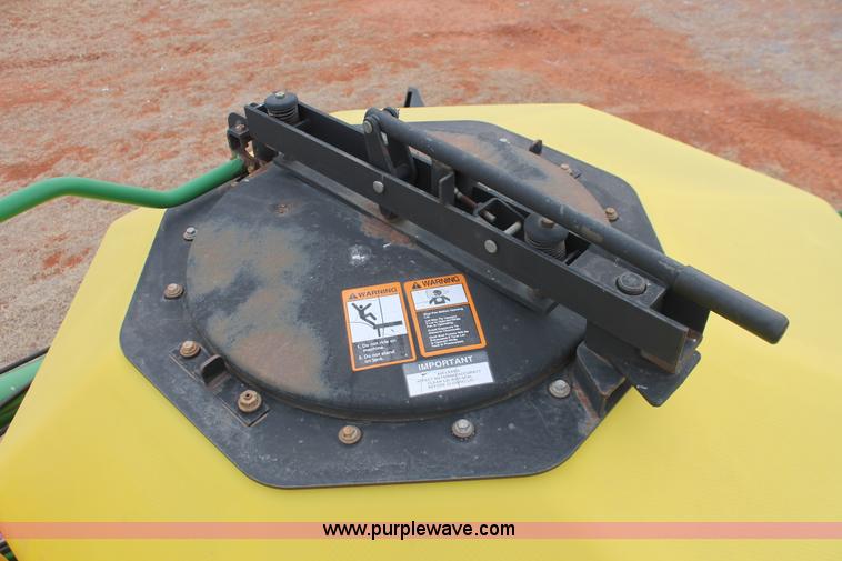 image for item H8261 1997 John Deere 1850 air seeder with John Deere 1900 air cart