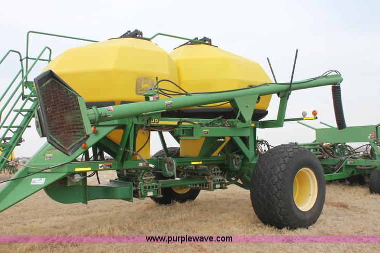 image for item H8261 1997 John Deere 1850 air seeder with John Deere 1900 air cart