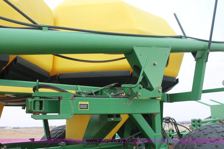 image for item H8261 1997 John Deere 1850 air seeder with John Deere 1900 air cart