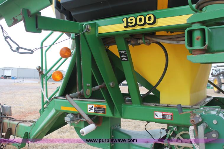 image for item H8261 1997 John Deere 1850 air seeder with John Deere 1900 air cart