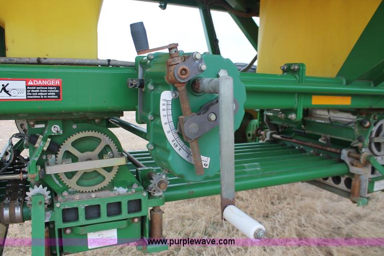 image for item H8261 1997 John Deere 1850 air seeder with John Deere 1900 air cart