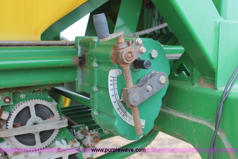 image for item H8261 1997 John Deere 1850 air seeder with John Deere 1900 air cart