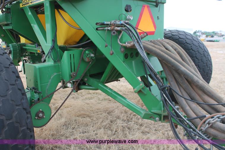 image for item H8261 1997 John Deere 1850 air seeder with John Deere 1900 air cart