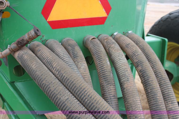 image for item H8261 1997 John Deere 1850 air seeder with John Deere 1900 air cart