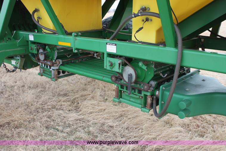 image for item H8261 1997 John Deere 1850 air seeder with John Deere 1900 air cart