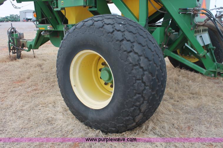 image for item H8261 1997 John Deere 1850 air seeder with John Deere 1900 air cart