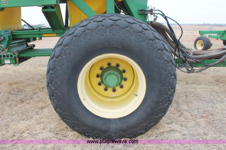 image for item H8261 1997 John Deere 1850 air seeder with John Deere 1900 air cart