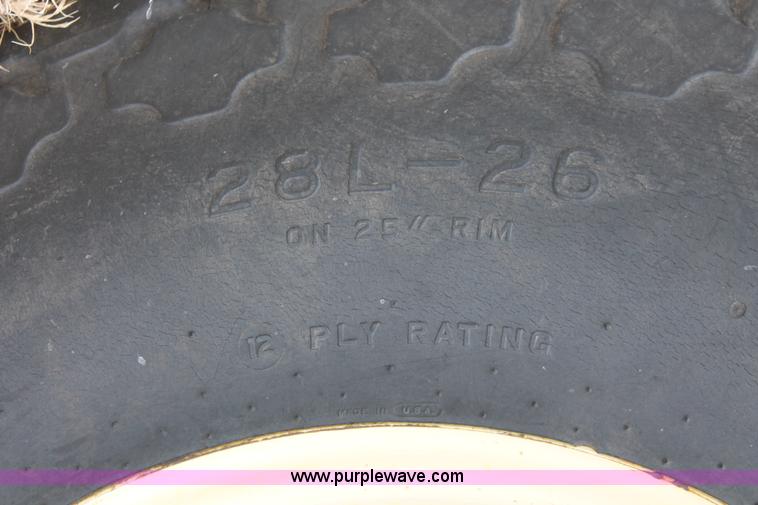 image for item H8261 1997 John Deere 1850 air seeder with John Deere 1900 air cart