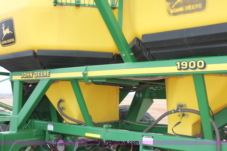 image for item H8261 1997 John Deere 1850 air seeder with John Deere 1900 air cart