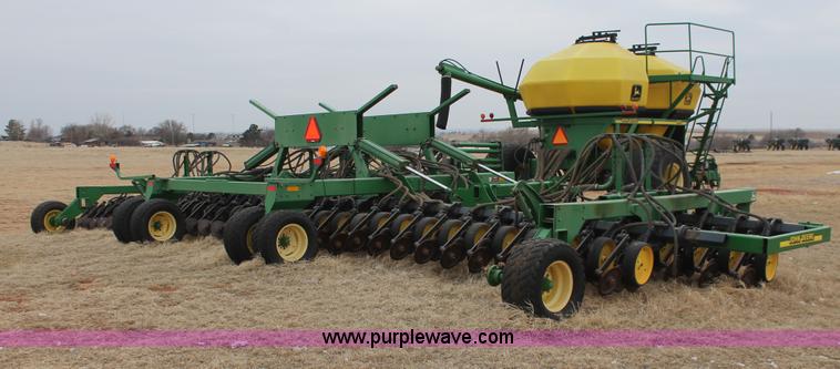 image for item H8261 1997 John Deere 1850 air seeder with John Deere 1900 air cart