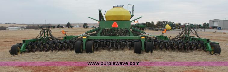 image for item H8261 1997 John Deere 1850 air seeder with John Deere 1900 air cart