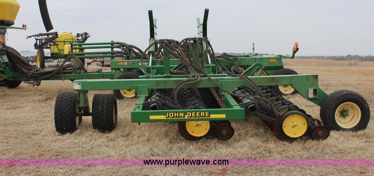 image for item H8261 1997 John Deere 1850 air seeder with John Deere 1900 air cart