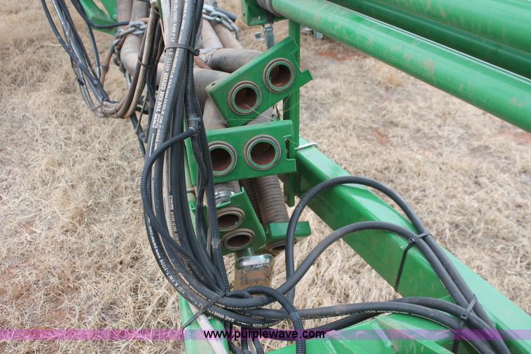 image for item H8261 1997 John Deere 1850 air seeder with John Deere 1900 air cart