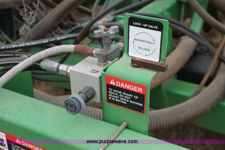 image for item H8261 1997 John Deere 1850 air seeder with John Deere 1900 air cart