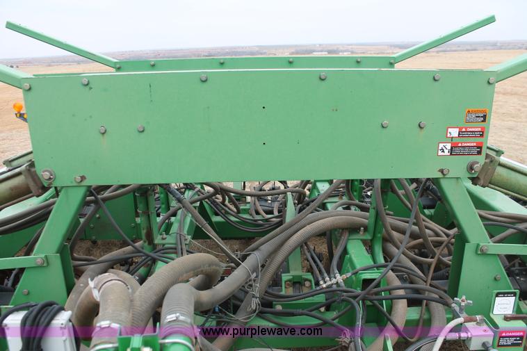 image for item H8261 1997 John Deere 1850 air seeder with John Deere 1900 air cart
